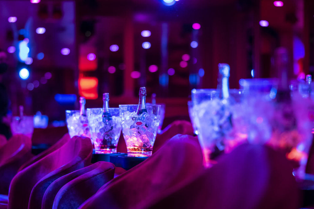 Organiser un événement à Paris - intérieur de la salle du Crazy Horse, bouteilles de champagne