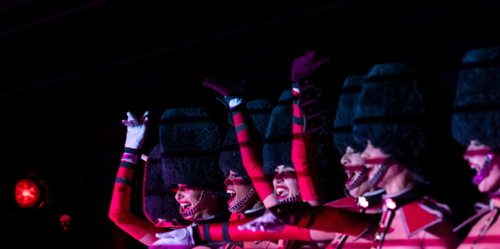 Danseuses Crazy Horse Paris Tableau d'ouverture God save our Bareskin