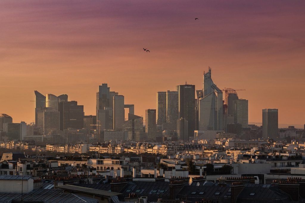 Organiser un évènement d'entreprise à Paris - le quartier de la Défense au coucher du soleil