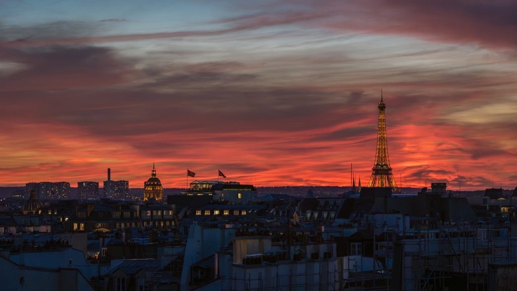 Organiser un événement d'entreprise à Paris - toits de Paris et Tour Eiffel au coucher du soleil