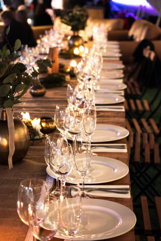 Organiser un évènement d'entreprise à Paris - belle table dressée, verres à pied, décoration et bougies au centre de la table