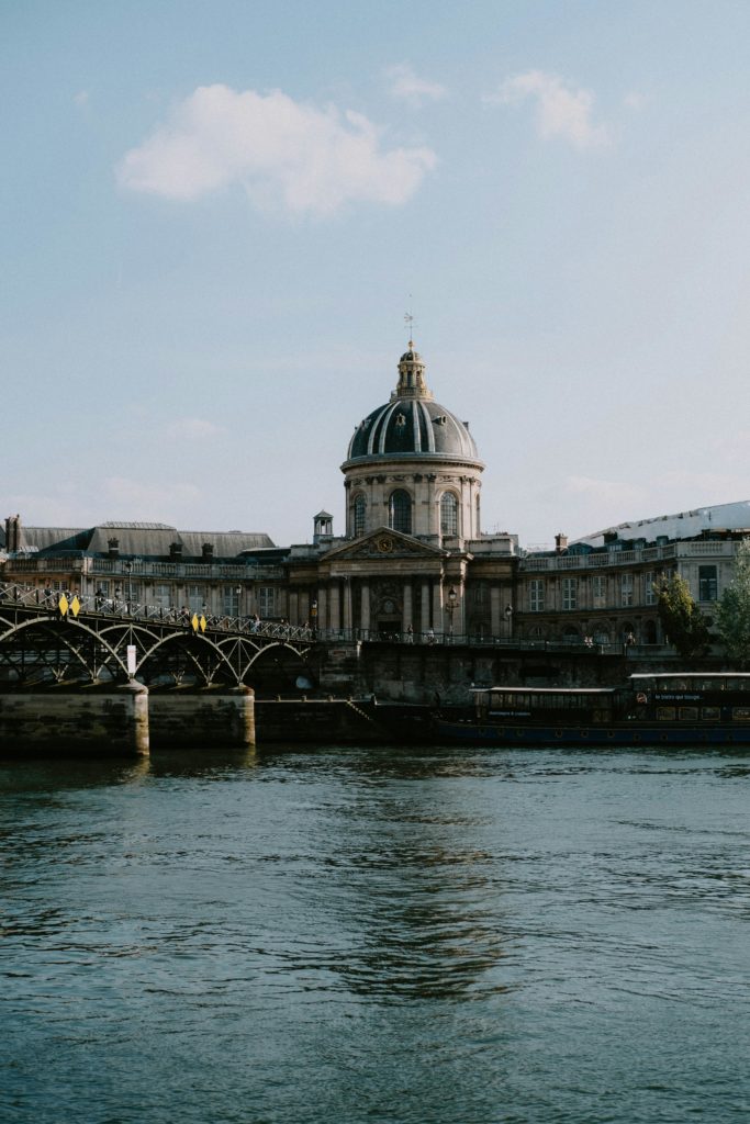 Organiser un événement d'entreprise à Paris - la Seine au premier plan et architecture parisienne au second