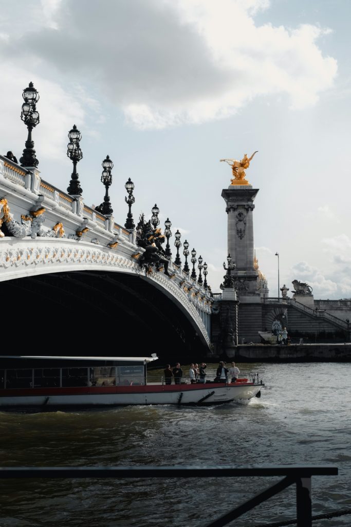 Organiser un événement d'entreprise à Paris - pont Alexandre III, péniche sur la Seine 