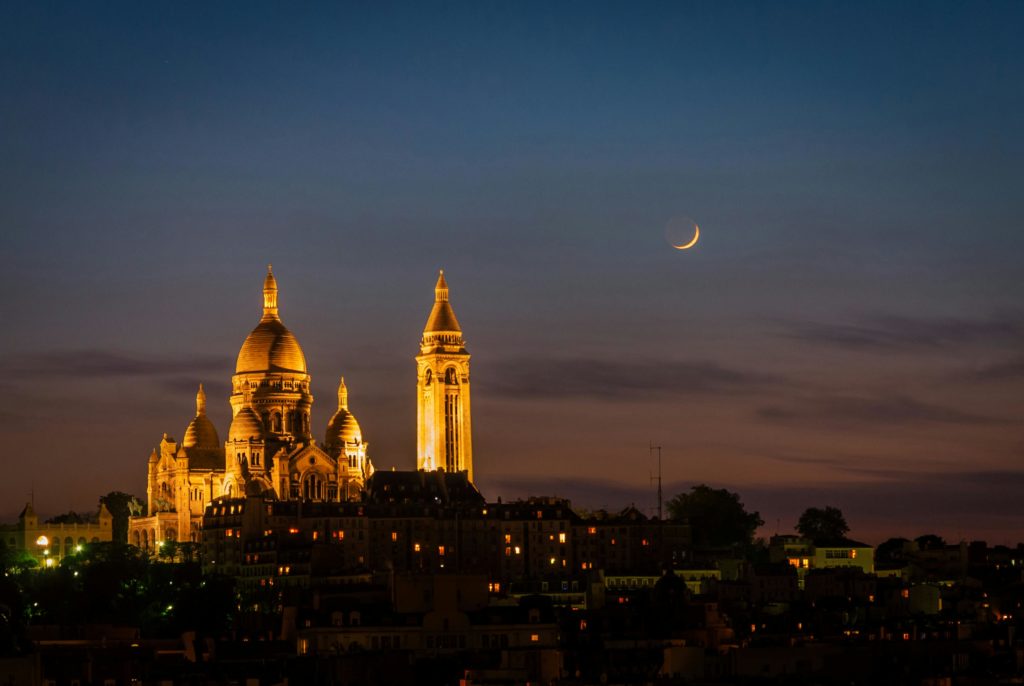 Organiser un événement d'entreprise à Paris - le Sacré Coeur éclairé vue de haut la nuit 