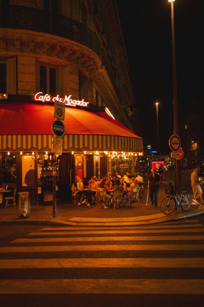 Sortie en groupe d'entreprise à Paris, Paris la nuit, restaurant