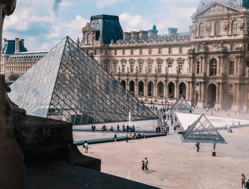 Sortie en groupe d'entreprise à Paris - Les pyramides du musée du Louvre